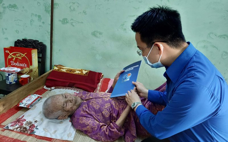 Thành đoàn Đà Nẵng thăm Mẹ Việt Nam Anh hùng Lê Thị Buội.