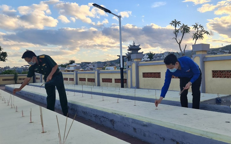 Thắp hương tại các phần mộ liệt sĩ.