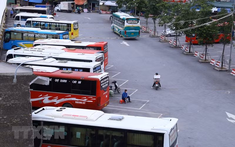 Xe khách liên tỉnh được hoạt động trở lại, bến xe Hà Nội vẫn vắng vẻ