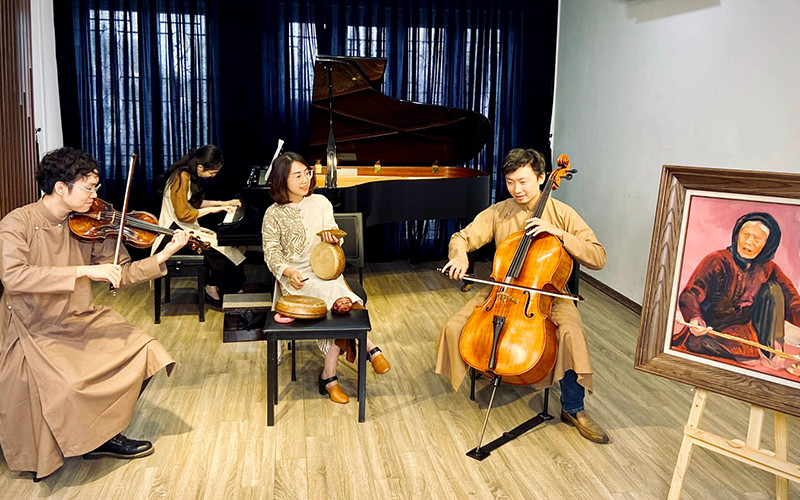 Các bạn trẻ biểu diễn trong chương trình “Mắt xẩm” tôn vinh nghệ nhân Hà Thị Cầu. Ảnh: ÐINH THẢO