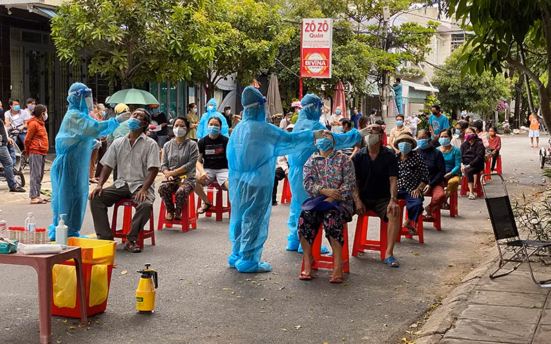 Phú Yên tiếp tục lấy mẫu xét nghiệm các khu vực nguy cơ cao trên địa bàn TP Tuy Hòa để mở rộng vùng xanh ao toàn.