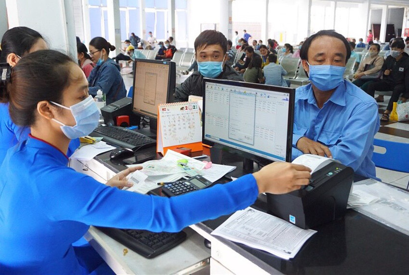 Bán vé cho khách. (Ảnh: Tổng công ty Đường sắt Việt Nam cung cấp)