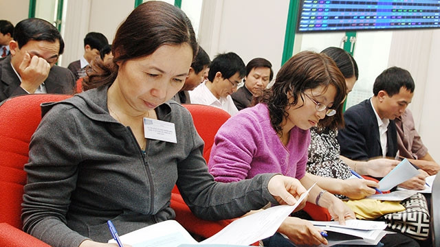 Nhà đầu tư đánh giá kỹ hoạt động kinh doanh của doanh nghiệp. Ảnh: NG.HẢI