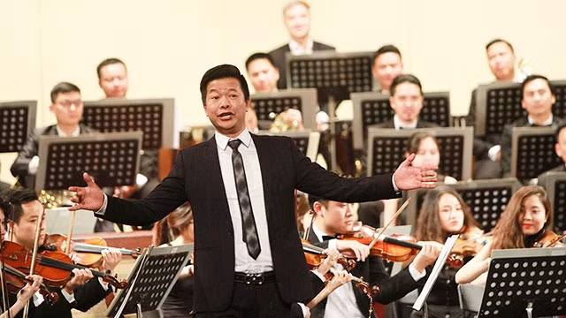 NSƯT Vũ Mạnh Dũng biểu diễn trong một chương trình âm nhạc từ thiện.