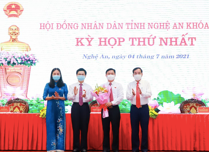 Lãnh đạo HĐND tỉnh Nghệ An khóa XVII tặng hoa chúc mừng đồng chí Thái Thanh Quý,  Ủy viên TƯ Đảng, Bí thư Tỉnh ủy Nghệ An được bầu giữ chức Chủ tịch HĐND tỉnh khóa XVIII. Ảnh: Thành Duy