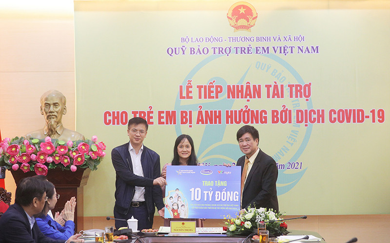  Đại diện Vinamilk và VTV Digital cùng trao bảng tượng trưng 10 tỷ đồng cho đại diện Quỹ Bảo trợ trẻ em Việt Nam.