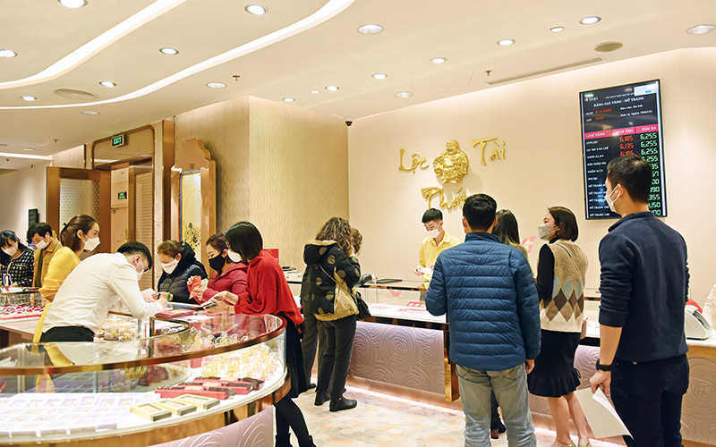 Nhiều người dân đi mua vàng nhân ngày vía Thần Tài. 