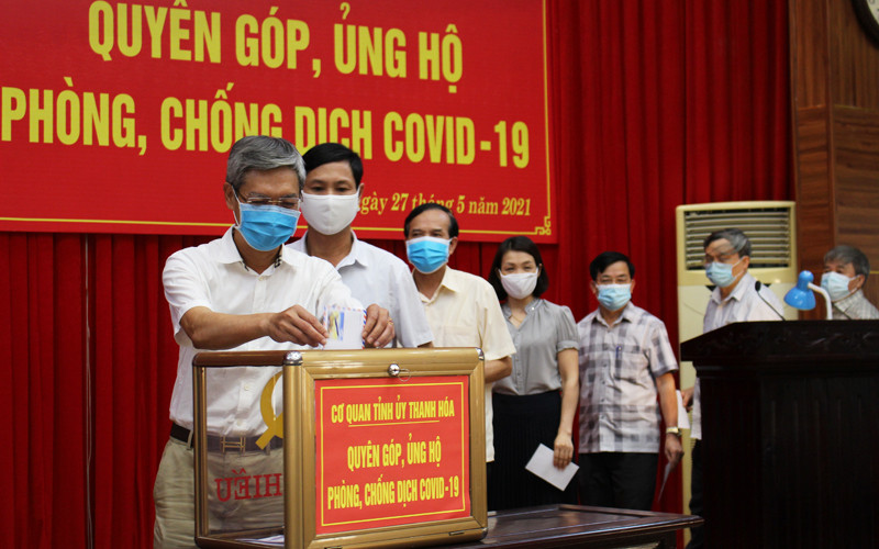 Cán bộ, công chức, viên chức, người lao động cơ quan Tỉnh ủy Thanh Hóa ủng hộ phòng, chống Covid-19.