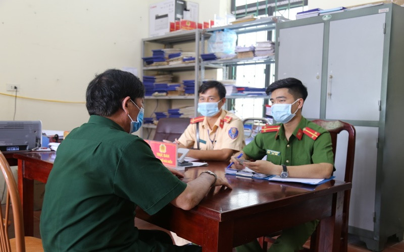 Công an tỉnh Vĩnh Phúc xử phạt người không đeo khẩu trang nơi công cộng.