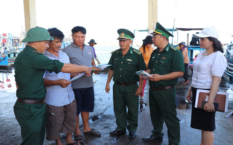 Ủy ban bầu cử thị xã Đông Hòa phối hợp cán bộ Đồn Biên phòng Hòa Hiệp Nam tuyên truyền bầu cử đến các ngư dân tại cảng cá Phú Lạc, Phường Hòa Hiệp Nam.