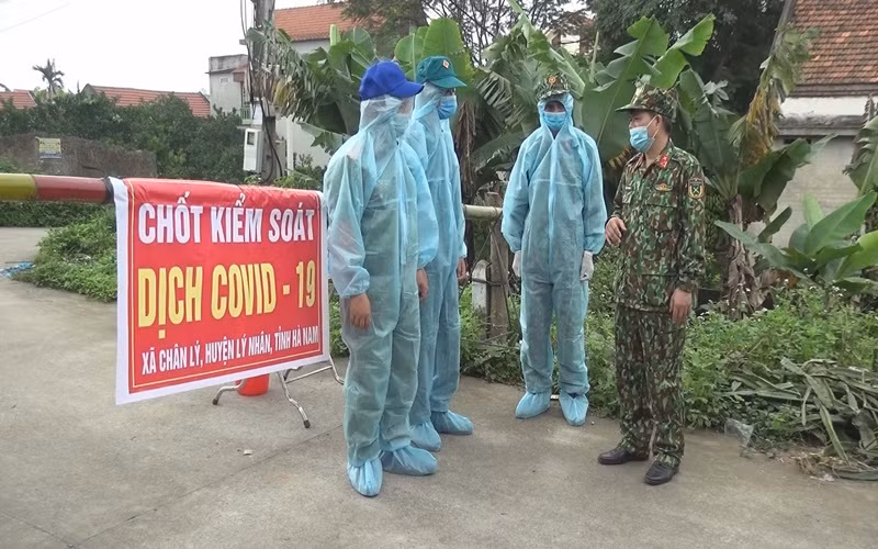 Chốt kiểm soát dịch tại huyện Lý Nhân.