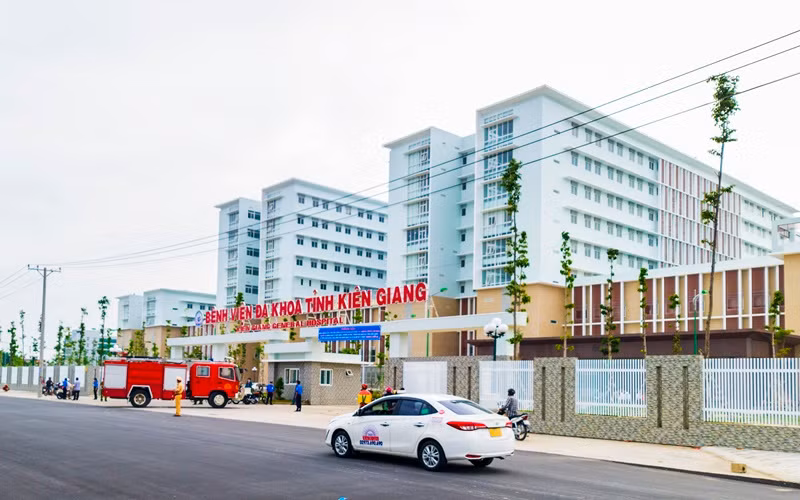 Mặt trước Bệnh viện Đa khoa tỉnh Kiên Giang, ngày 8-5.