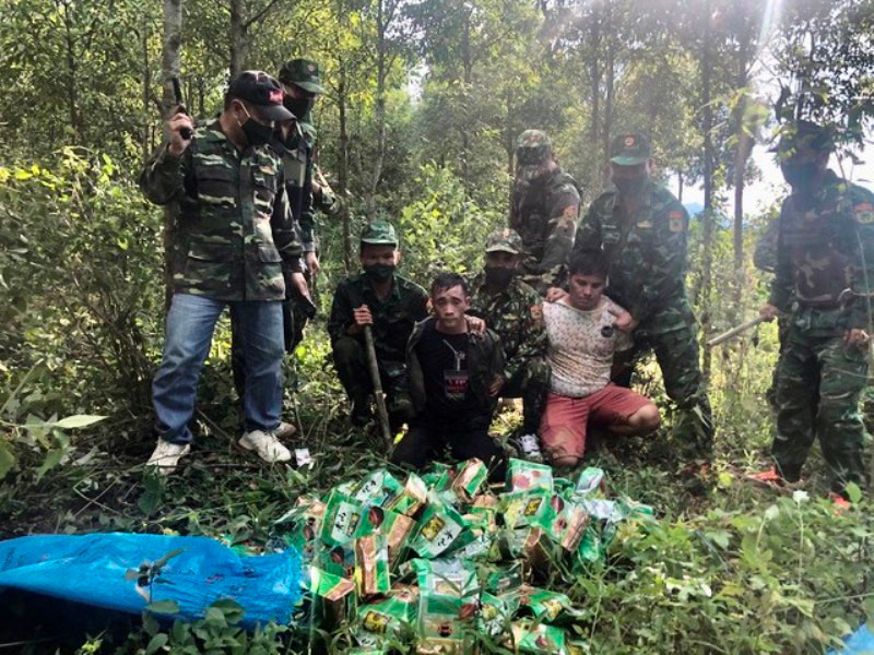 Các đối tượng vận chuyển, mua bán ma túy bị bắt giữ.