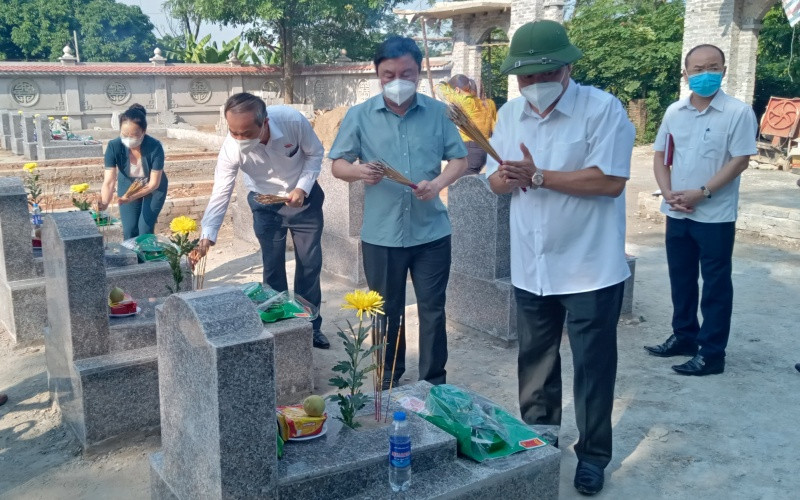 Lãnh đạo địa phương viếng mộ liệt sĩ tại Nghĩa trang xã Úc Kỳ sau khi được tu bổ, tôn tạo.
