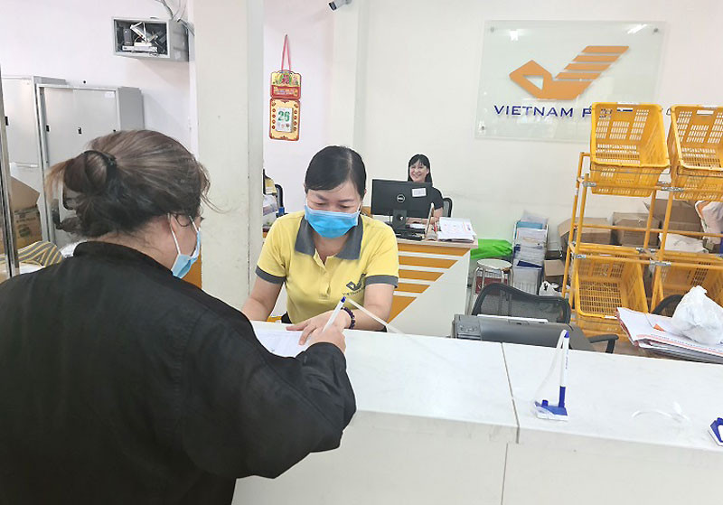 Việc chi trả lương hưu cho người dân được bưu điện thực hiện bảo đảm an toàn.
