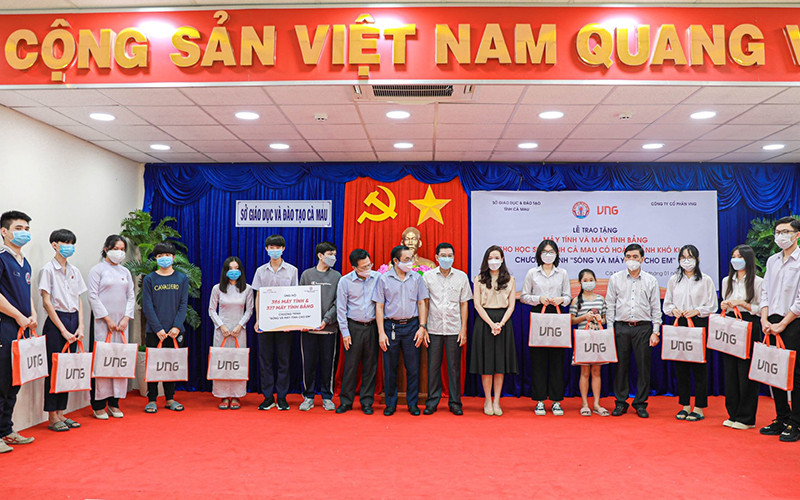 VNG trao tặng máy tính tại Cà Mau