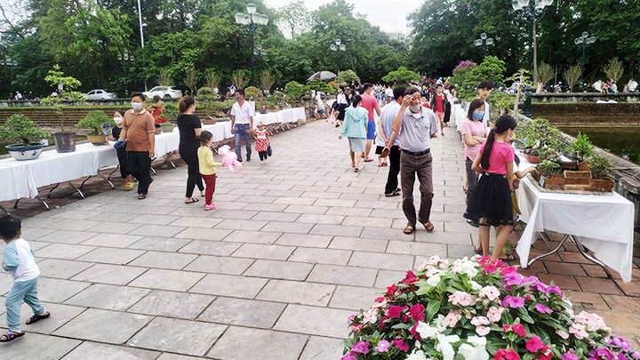 Người dân tham gia các hoạt động trong Thành cổ Sơn Tây. 