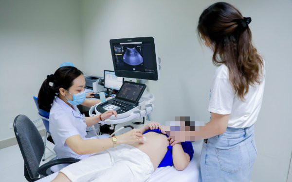 Nếu trẻ bị sốt, nôn, đau bụng, vàng da, tiểu sẫm màu cần đến cơ sở y tế để thăm khám. (Ảnh: Bệnh viện Nhi Trung ương)