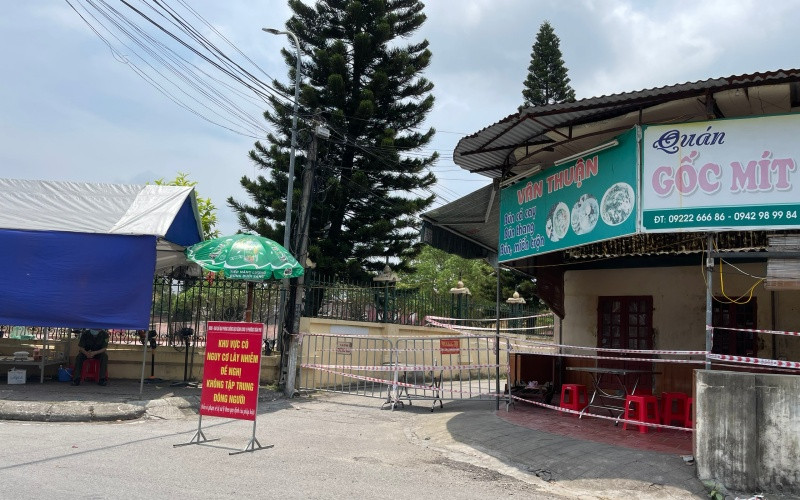 Khu vực xóm Gốc Mít và quán ăn Vân Thuận ở đầu ngõ bị phong tỏa, cách ly y tế.