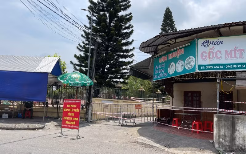 Khu vực xóm Gốc Mít và quán ăn Vân Thuận ở đầu ngõ bị phong tỏa, cách ly y tế.