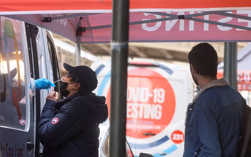 Lấy mẫu xét nghiệm Covid-19 tại thành phố New York, Mỹ, ngày 11/4/2022. (Ảnh: Reuters)