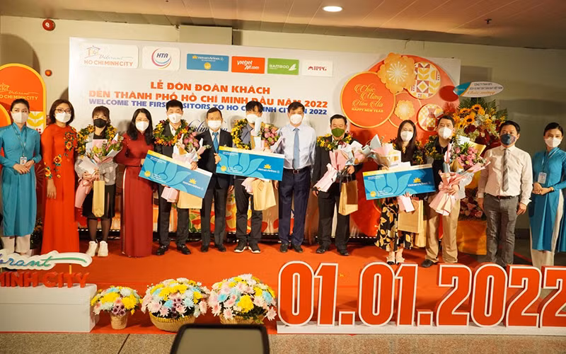 Ban Tổ chức tặng quà cho 6 vị khách may mắn trên chuyến bay của Vietnam Airlines đi từ Hà Nội đến TP Hồ Chí Minh.