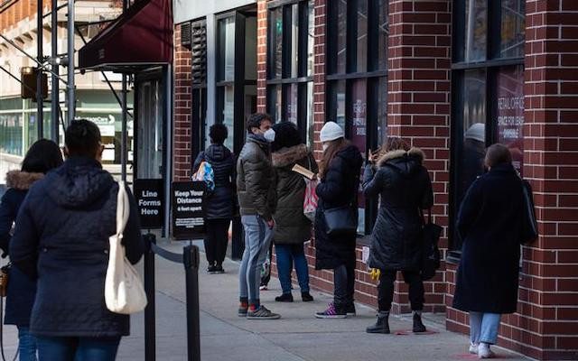 Người dân xếp hàng chờ lấy mẫu xét nghiệm Covid-19 tại New York, Mỹ ngày 3-12-2020. (Ảnh: THX/TTXVN)
