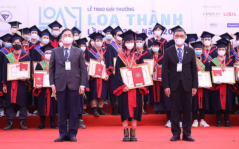 Ban tổ chức Giải thưởng Loa Thành lần thứ 33 - năm 2021 trao Giải nhất tặng các tác giả tiêu biểu, xuất sắc.