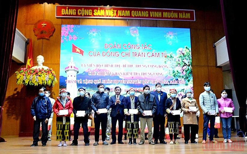 Đồng chí Nguyễn Cẩm Tú thăm hỏi và tặng quà Tết cho các hộ nghèo, đồng bào dân tộc có hoàn cảnh khó khăn, tại huyện biên giới Bát Xát (Lào Cai).