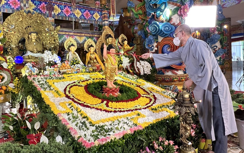 Nghi lễ tắm Phật linh thiêng.