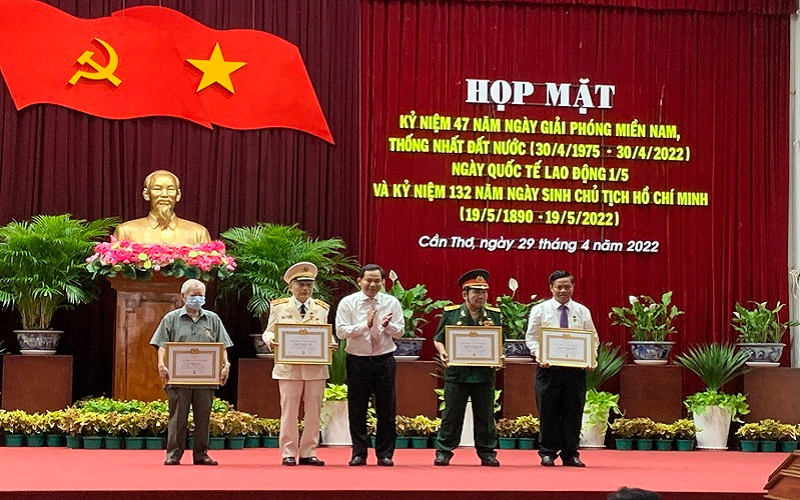 Lãnh đạo Thành ủy Cần Thơ trao huy hiệu Đảng cho 4 đồng chí Đảng viên.