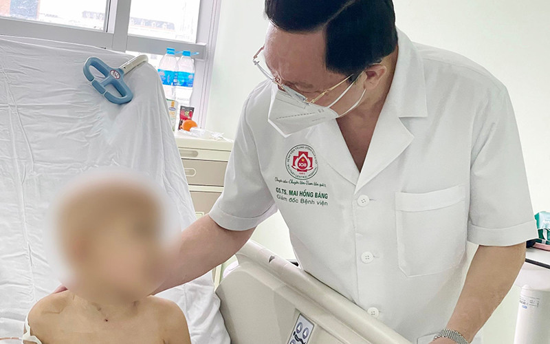 Trung tướng, GS, TS, TTND Mai Hồng Bàng, Giám đốc Bệnh viện Trung ương Quân đội 108 đến thăm và động viên bé M. sau ghép 1 tuần.
