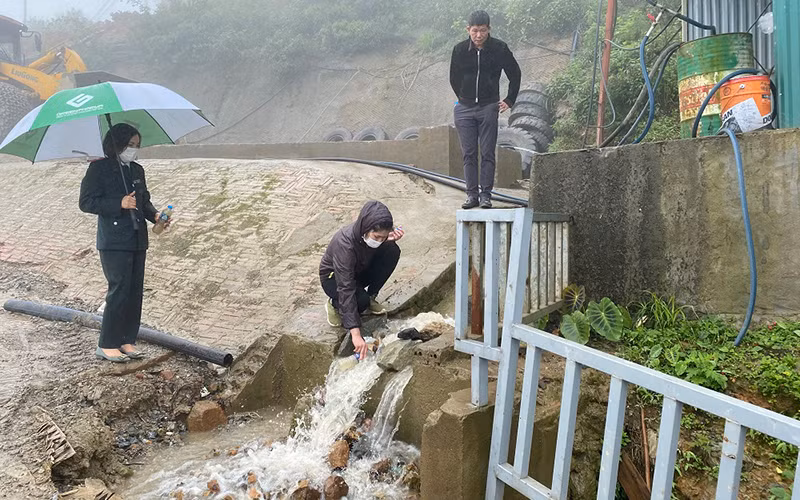 Cán bộ Sở Tài nguyên và Môi trường tỉnh Yên Bái lấy mẫu nước ngay tại điểm thải ra suối Nậm Lùng.