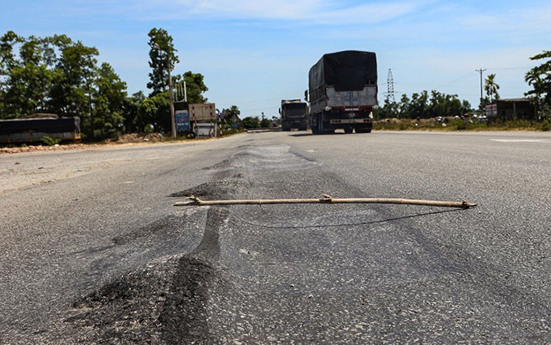 Dừng thu phí, cấm đấu thầu dự án giao thông nếu chậm sửa chữa hằn lún đường