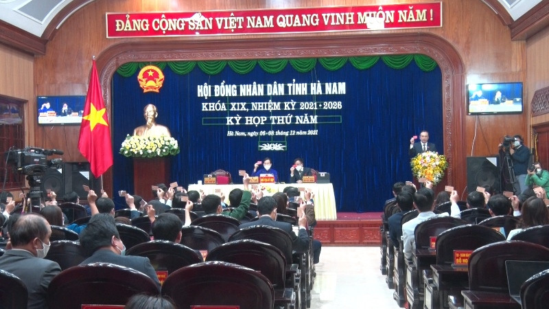 Các đại biểu HĐND tỉnh Hà Nam biểu quyết thông qua các nghị quyết tại Kỳ họp.