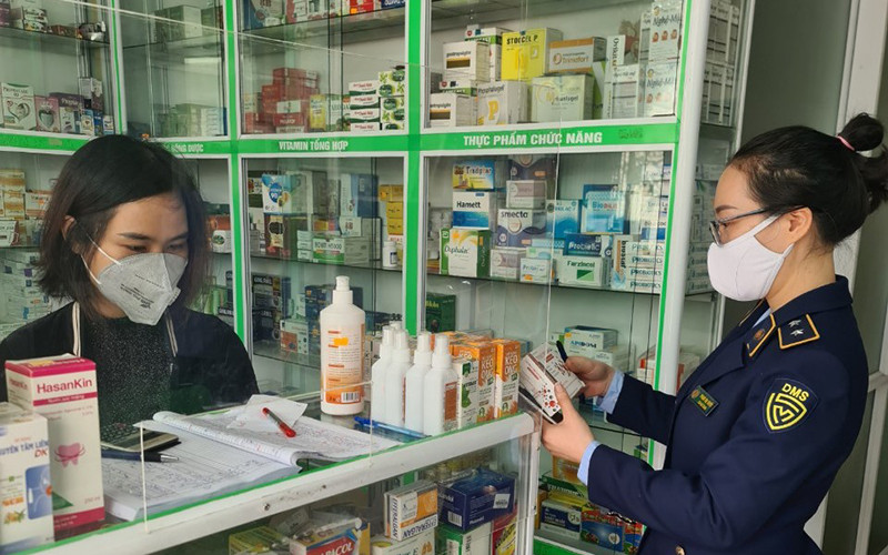 Kiểm tra, xử lý hiệu thuốc Sỹ Mùi (thành phố Thái Bình) vi phạm trong kinh doanh vật tư y tế phòng, chống dịch ngày 3/3 vừa qua.