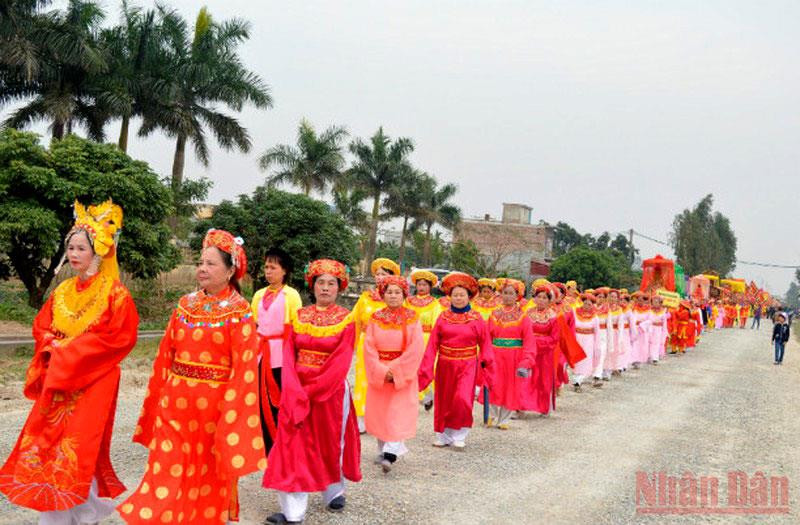 Nghi lễ rước Thánh mẫu trong Lễ hội đền Tiên La, tỉnh Thái Bình.