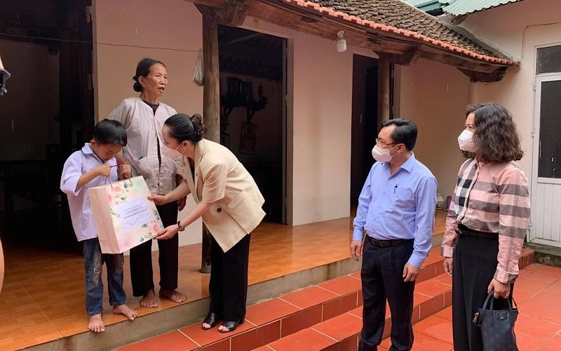 Trao thiết bị học tập tới các em nhỏ ở huyện Thạch Thất. (Ảnh: Đà Đông)