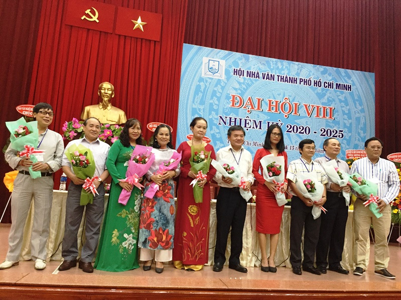BCH Hội Nhà văn TP Hồ Chí Minh khóa 8 ra mắt đại hội.