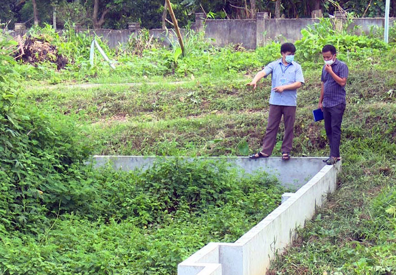 Bể ngầm trong hệ thống xử lý nước thải của Trung tâm y tế huyện Chợ Mới khi đào lên mới phát hiện đáy bể chỉ là nền đất. 