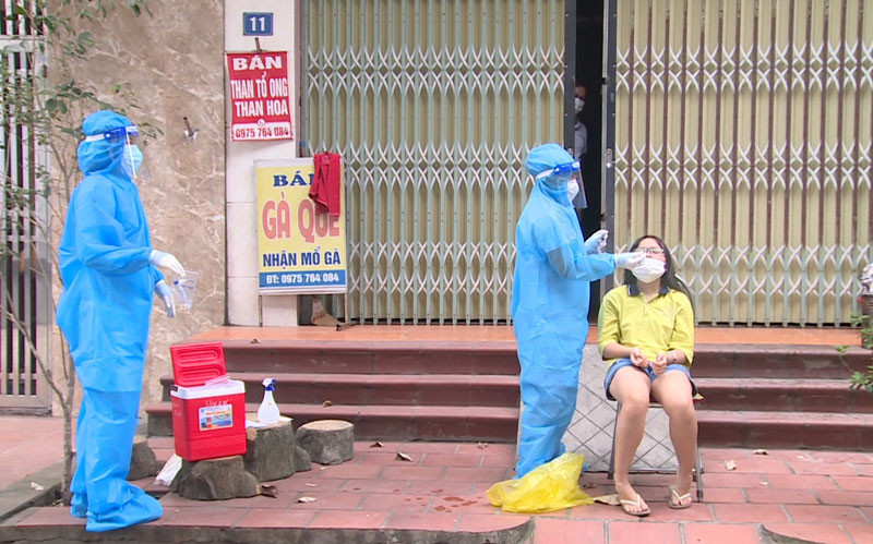 Cán bộ y tế lấy mẫu xét nghiệm cho F0 điều trị tại nhà.