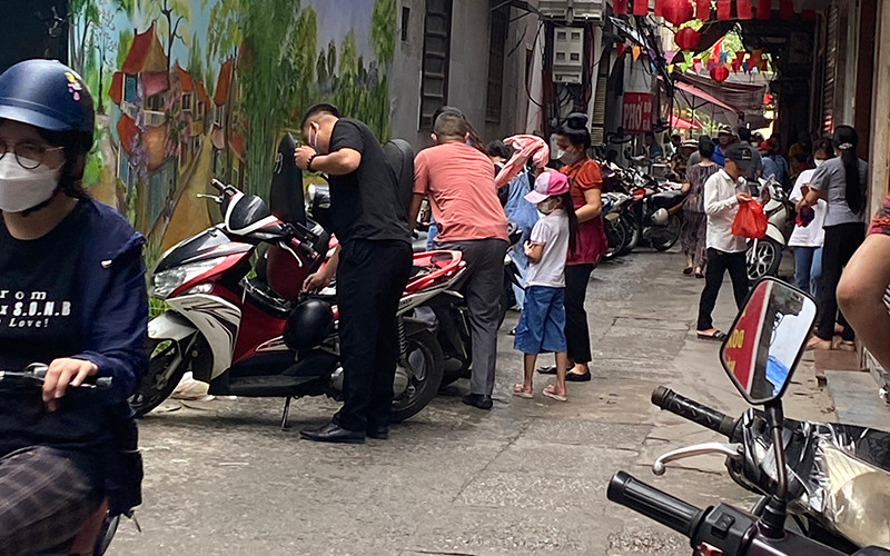 Bãi trông giữ xe trái phép trong ngõ 62 Ngọc Hà. 