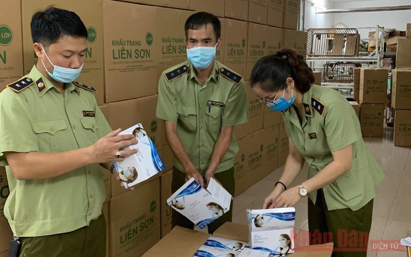 Lực lượng chức năng tiến hành kiểm đếm số khẩu trang.