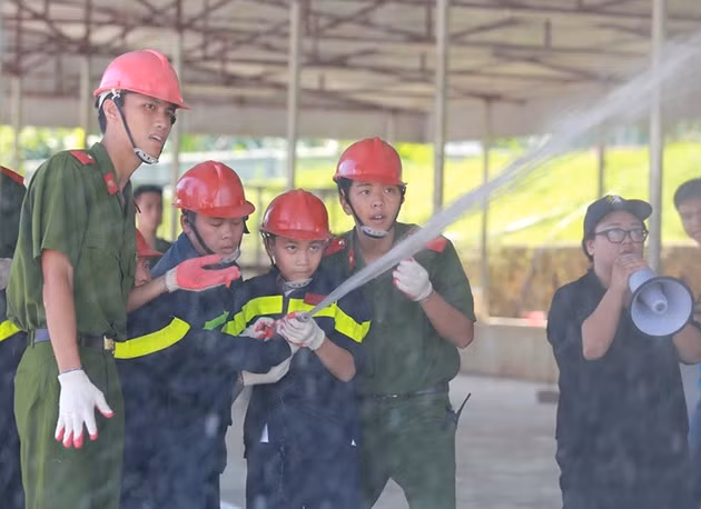 35 em học viên nhí tham gia chương trình "Trại hè lính cứu hỏa" năm 2016, do Trung tâm nghiên cứu ứng dụng khoa học kỹ thuật Phòng cháy chữa cháy - Trường Đại học Phòng cháy chữa cháy phối hợp cùng Cục Cảnh sát Phòng cháy chữa cháy và cứu nạn, cứu hộ tổ chức.