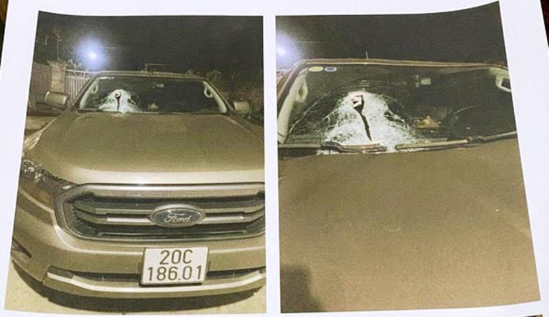 Hình ảnh các xe ô-tô bị ném gạch đá.