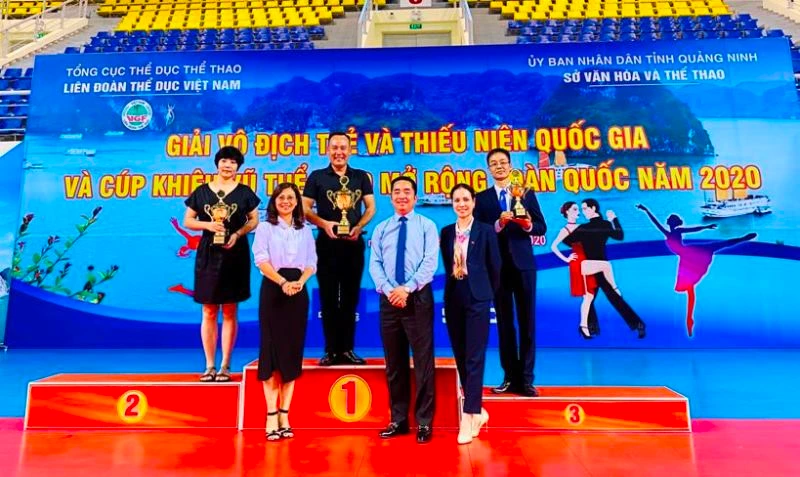 Ban tổ chức trao cúp cho các đội nhất, nhì và ba Giải cúp khiêu vũ mở rộng toàn quốc năm 2020.