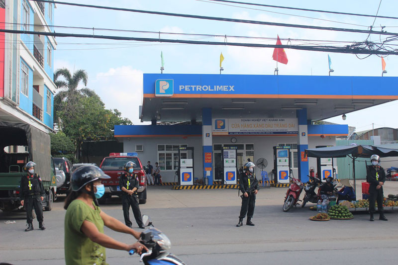 Lực lượng công an phong tỏa để phục vụ khám xét cửa hàng kinh doanh xăng dầu Trảng Dài.