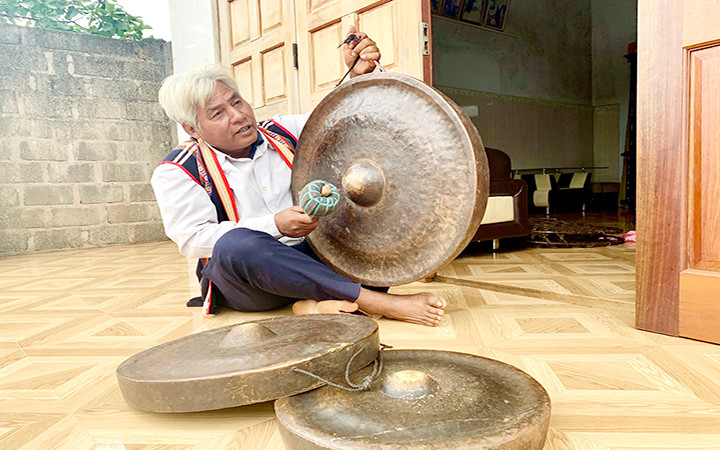 Già làng A Yó biểu diễn cồng chiêng.