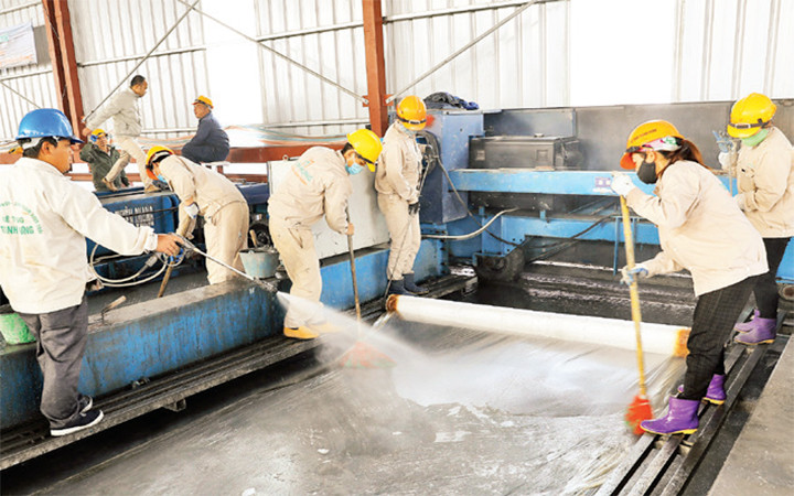 Các đơn vị thi công thực hiện những công đoạn cuối cùng trước khi đưa cầu Thăng Long vào khai thác.