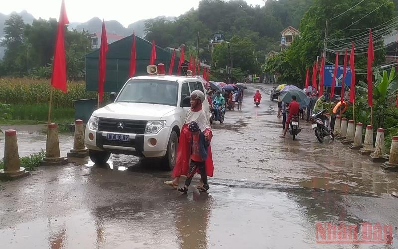 Lực lượng tập trung tìm kiếm các nạn nhân.